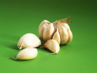 Garlic is effective in the garden,